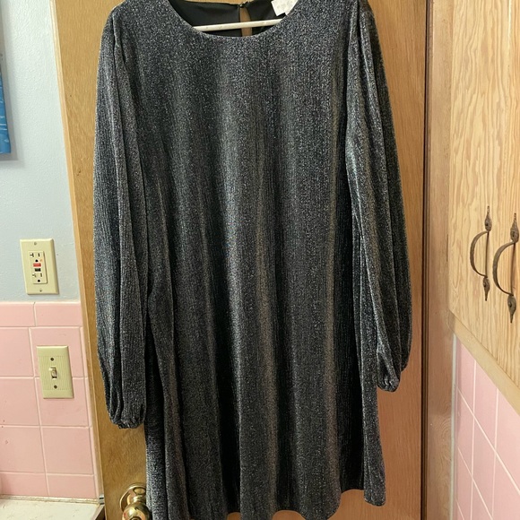 Entra party dress. - Picture 2 of 3